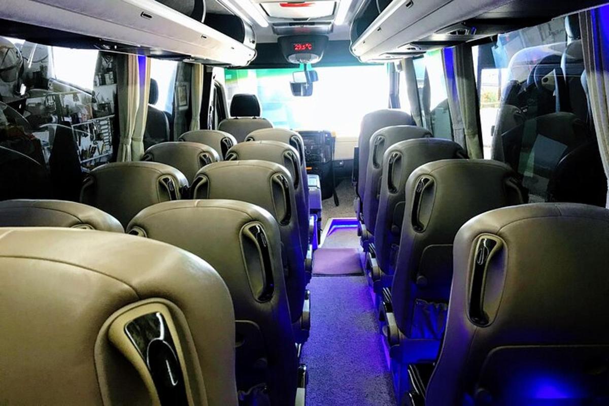 prázdný autobus s volnými sedadly v autobuse
