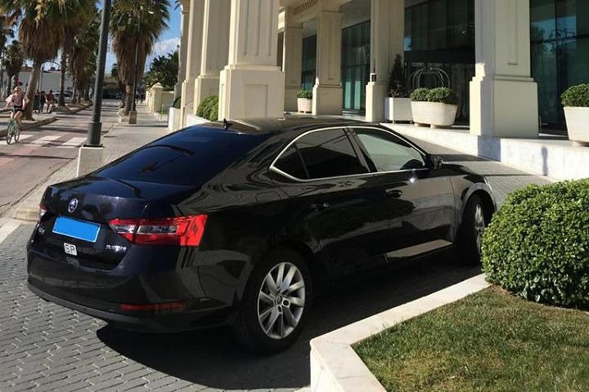 Un coche negro aparcado delante de un edificio