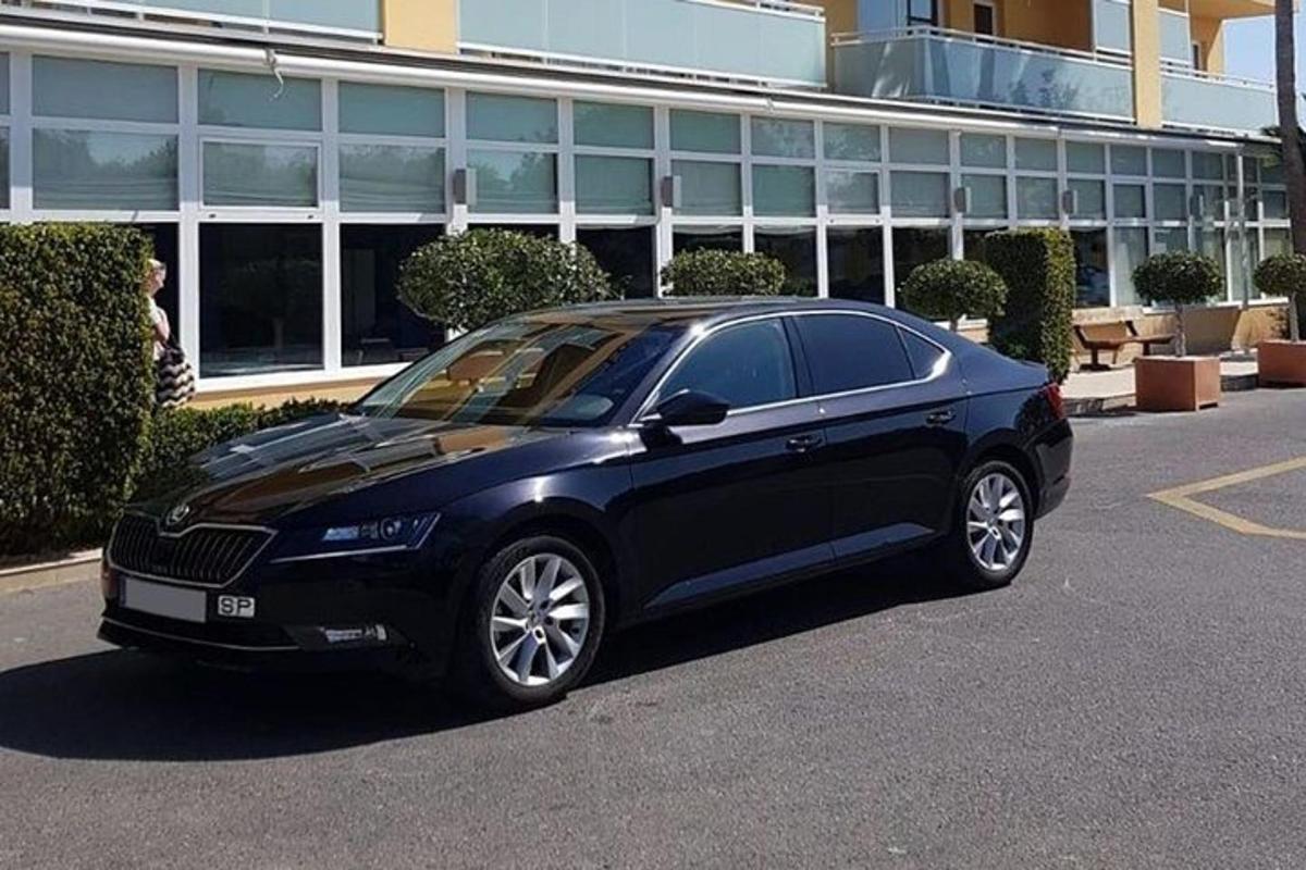sinine auto pargitud hoone ees parklas