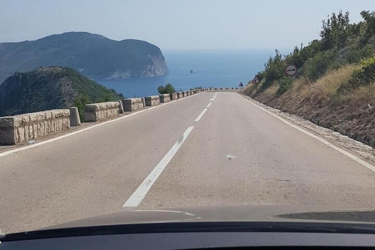 prazna cesta s pogledom na ocean