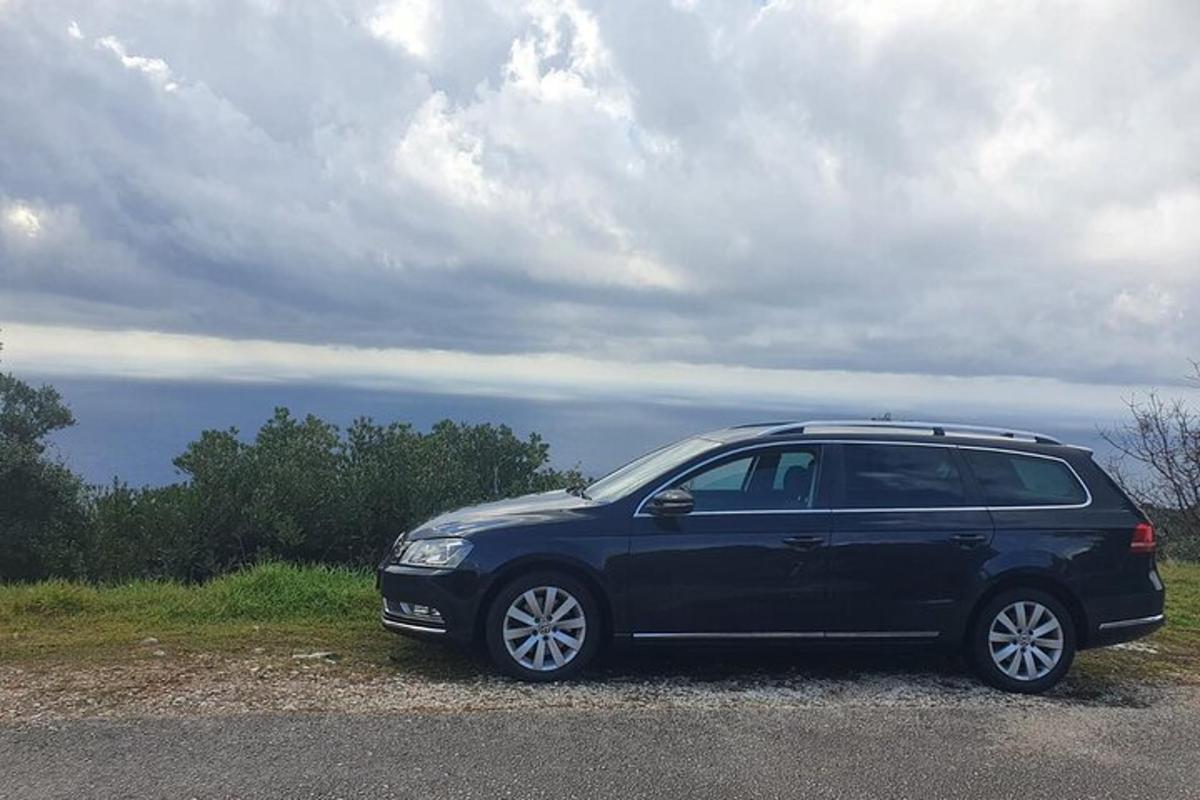 Un coche negro aparcado al costado de una carretera