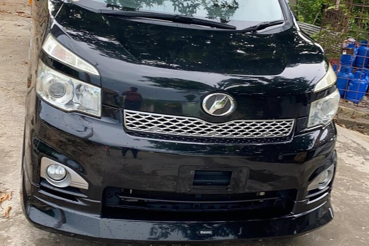 čelný pohľad na auto zaparkované na ceste