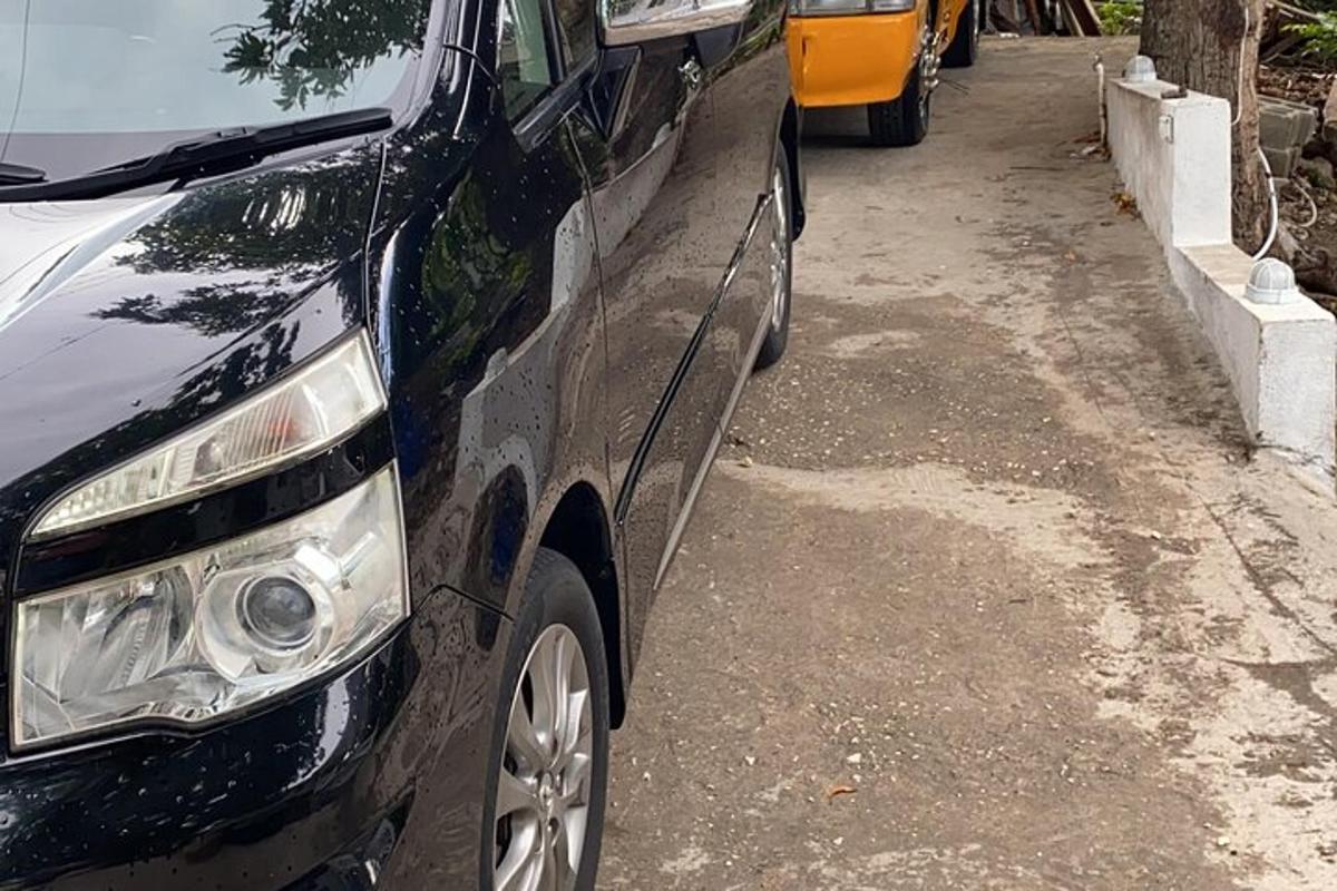 sebuah kereta diletakkan di tempat letak kereta