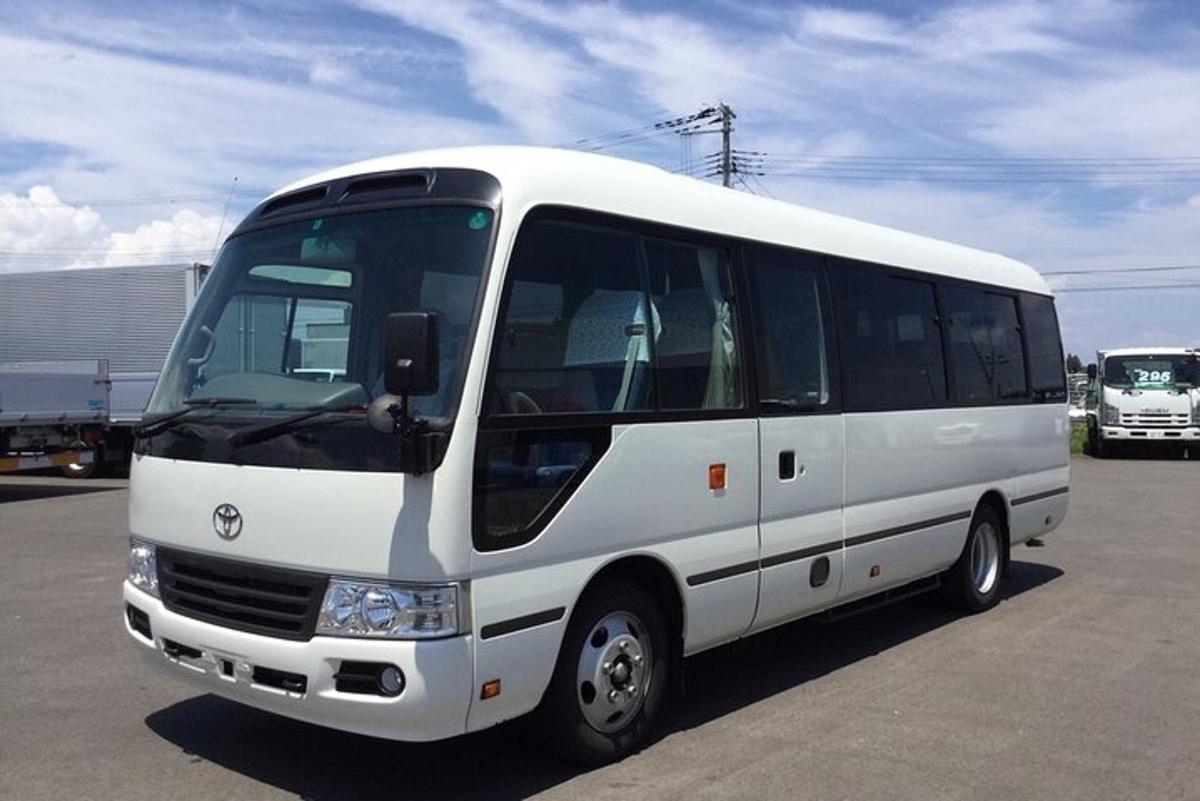 biely autobus zaparkovaný na parkovisku