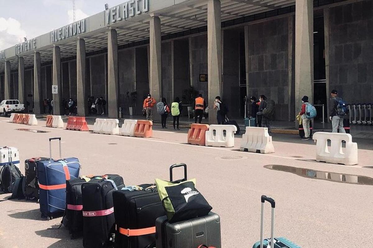 ένα σωρό αποσκευές μπροστά σε ένα κτίριο