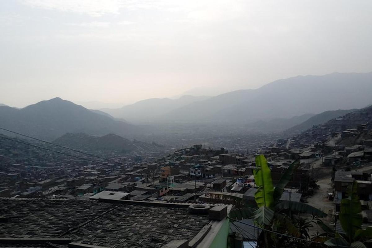 una vista di una città con le montagne sullo sfondo