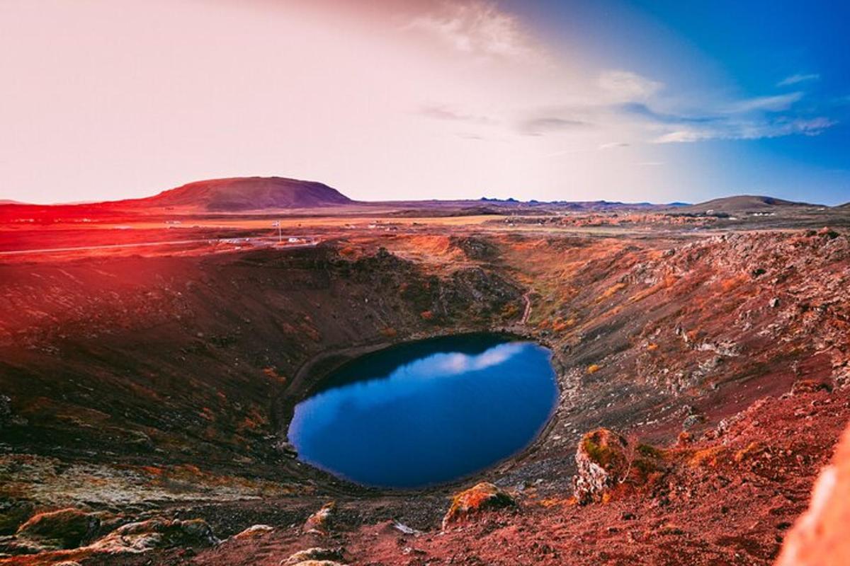 un lago azul en medio de un campo