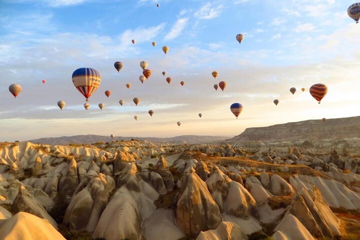 sekumpulan belon udara panas terbang di langit