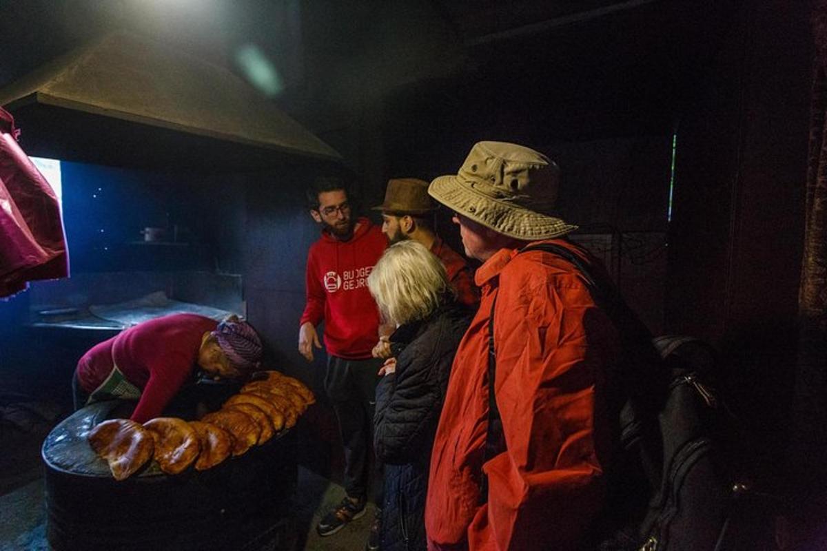 un groupe de personnes debout dans une pièce sombre