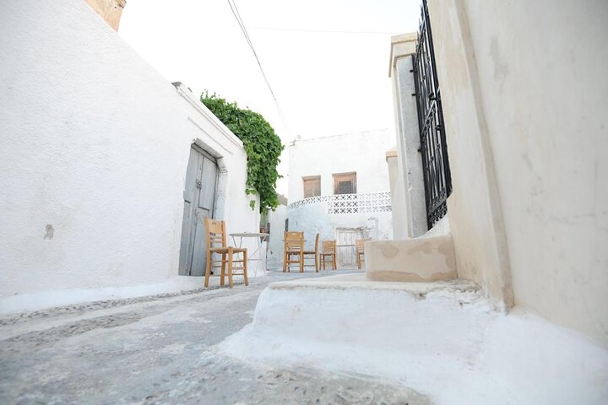 un carreró amb cadires i una taula en un edifici