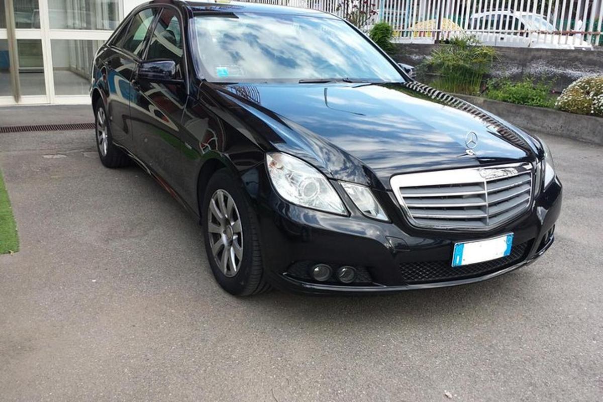 černé auto zaparkované na parkovišti
