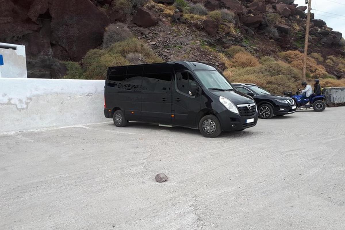 egy fekete furgon parkol a parkolóban