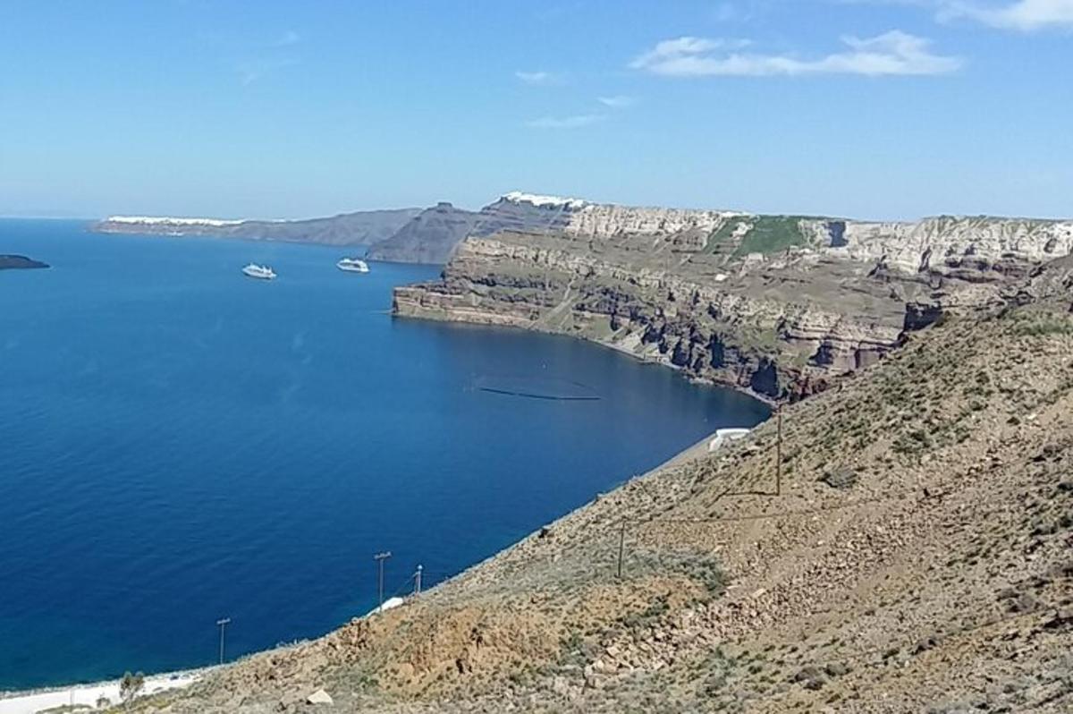 uma vista de um grande corpo de água com barcos nele