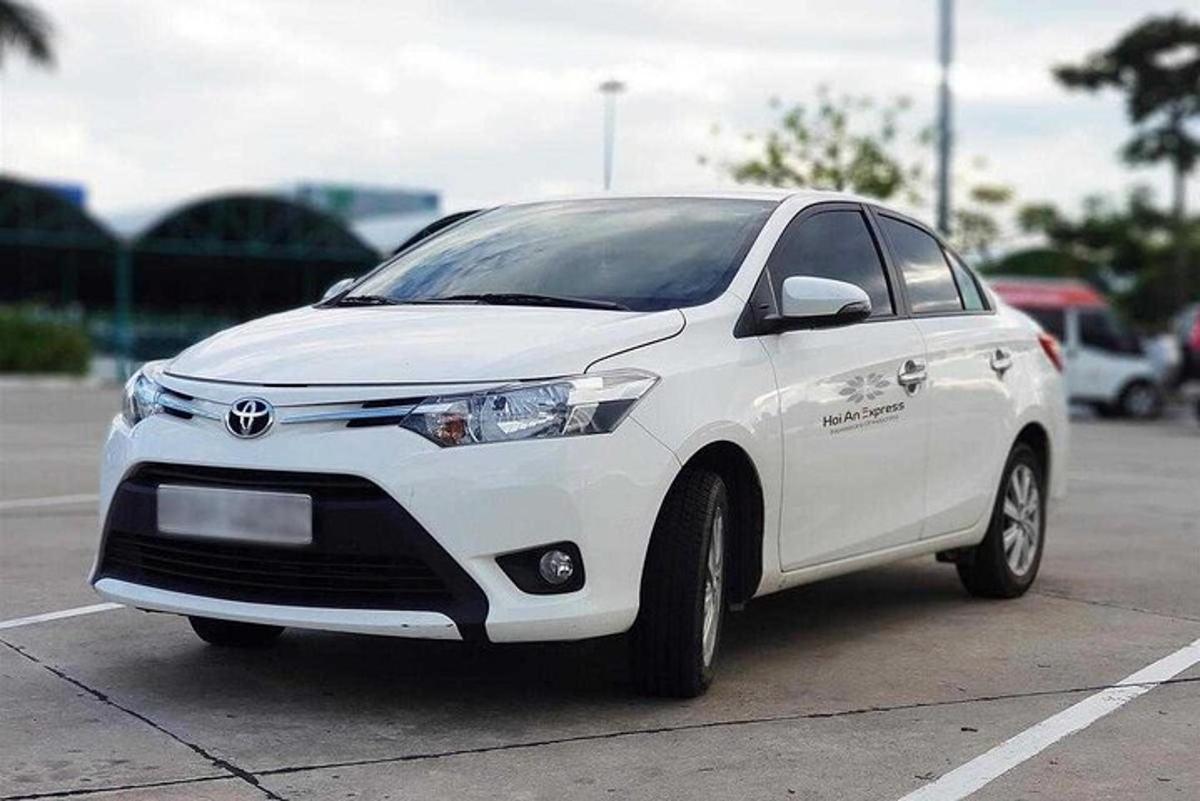 bílé auto zaparkované na parkovišti