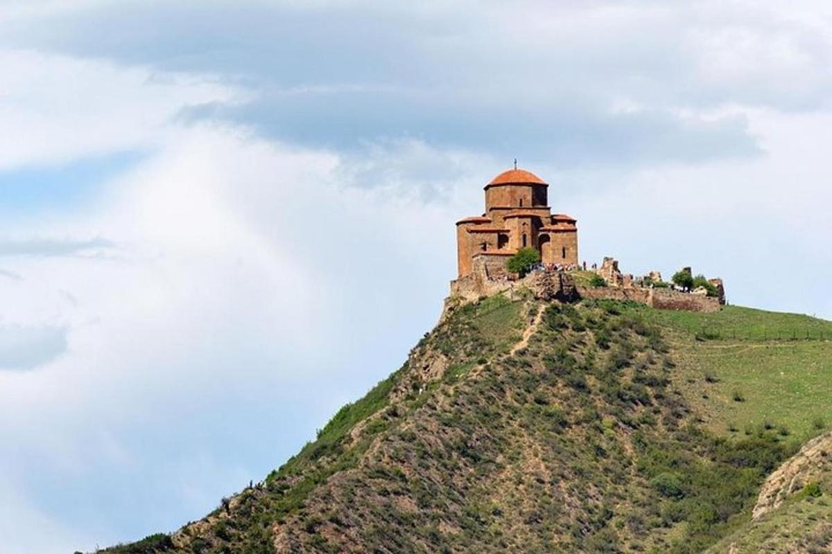 un castello in cima a una collina