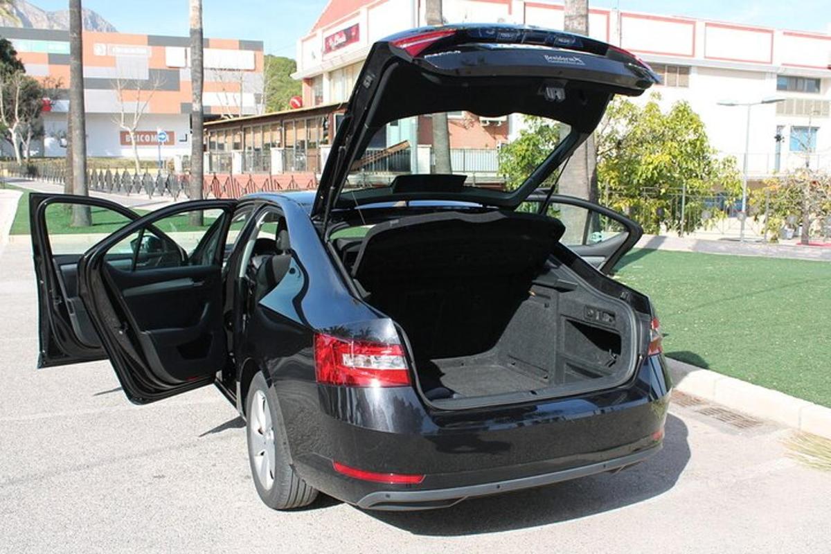 um carro com o porta-malas aberto e a porta aberta