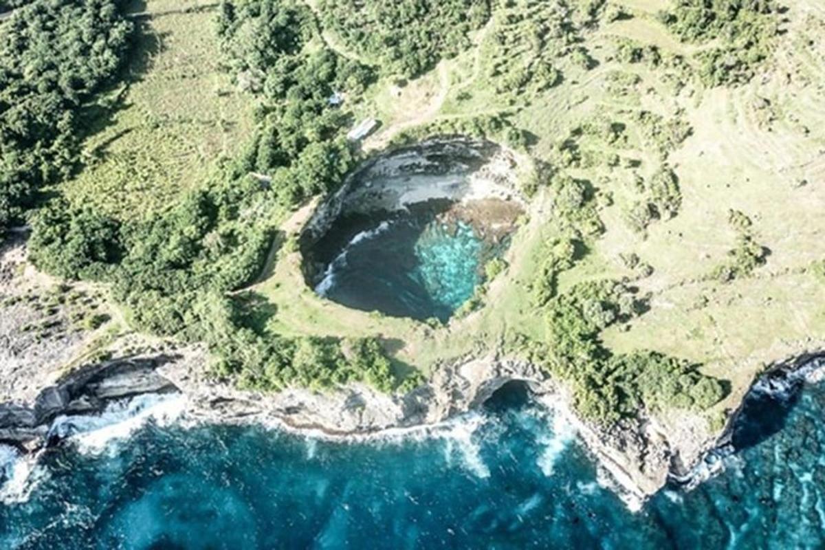 pemandangan udara pulau di lautan