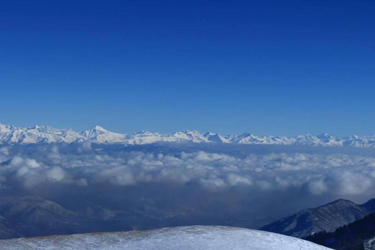 una vista dalla cima di una montagna con nuvole