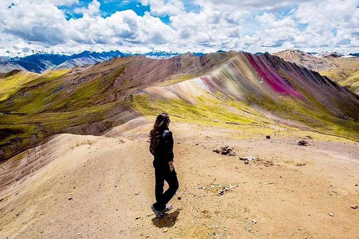 una persona in piedi sulla cima di una montagna