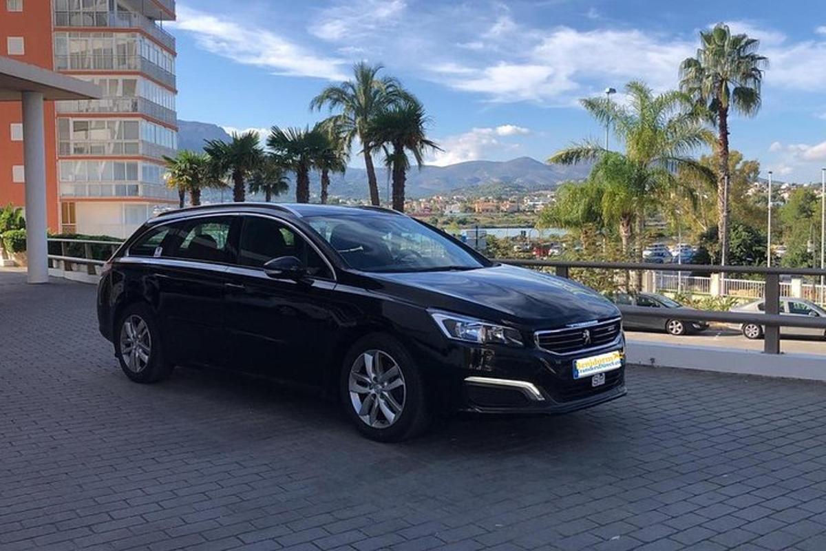 egy fekete autó parkolt a parkolóban