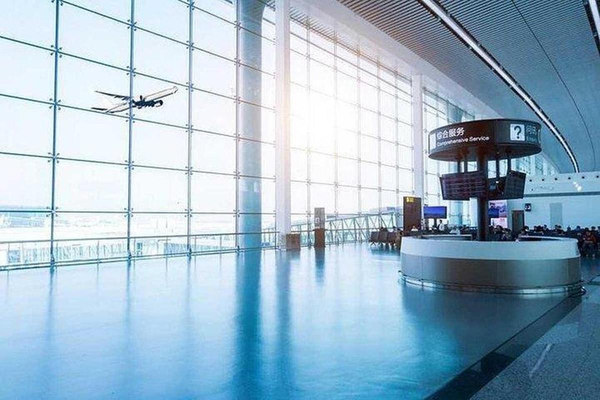 letališki terminal z letalom, ki leti skozi okna