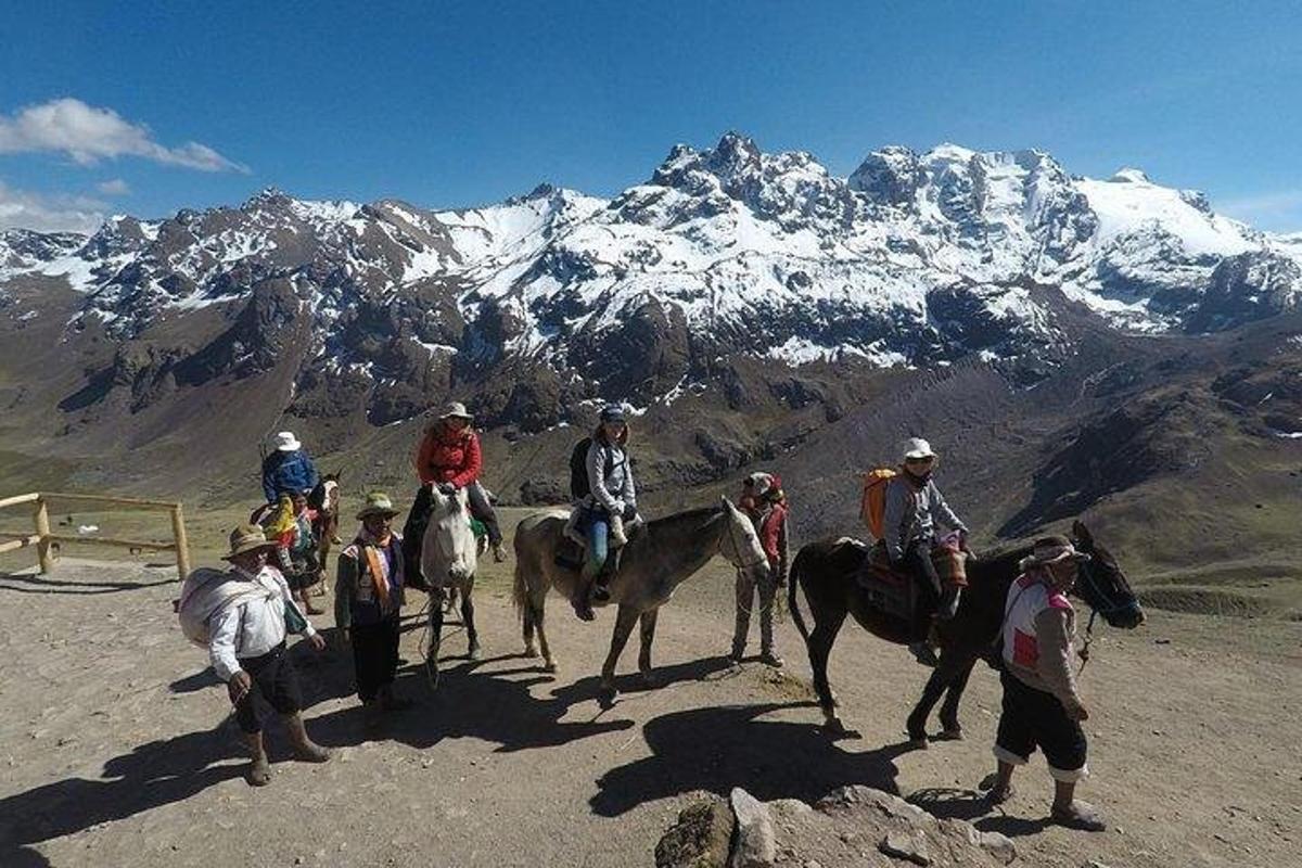 eine Gruppe von Menschen reitet auf einem Berg