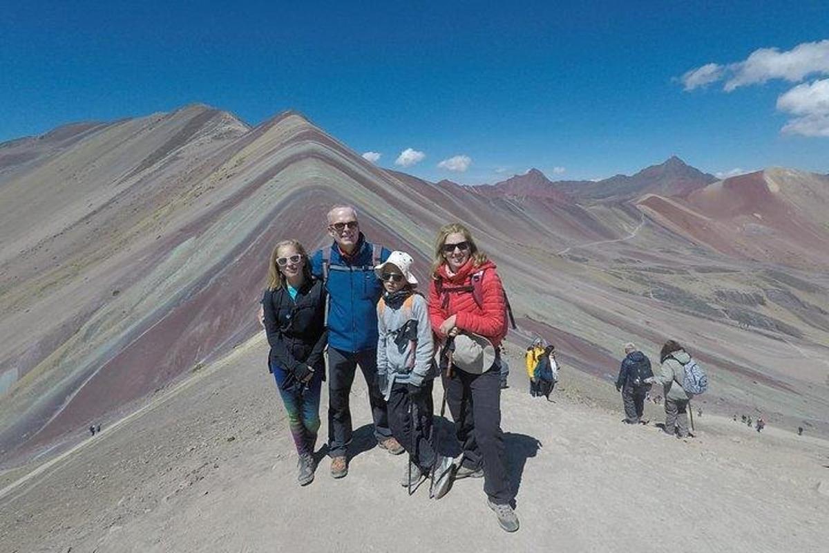 un gruppo di persone in piedi sulla cima di una montagna