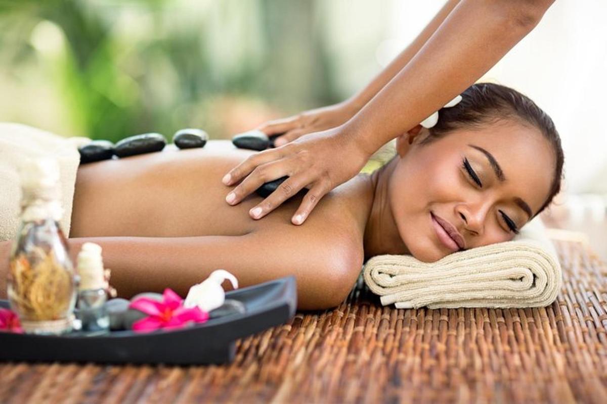 uma mulher recebendo uma massagem em um spa