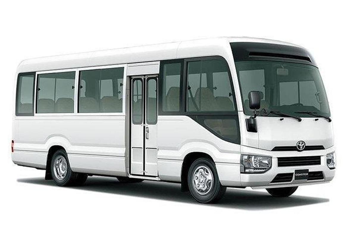 uma van branca está estacionada em um fundo branco