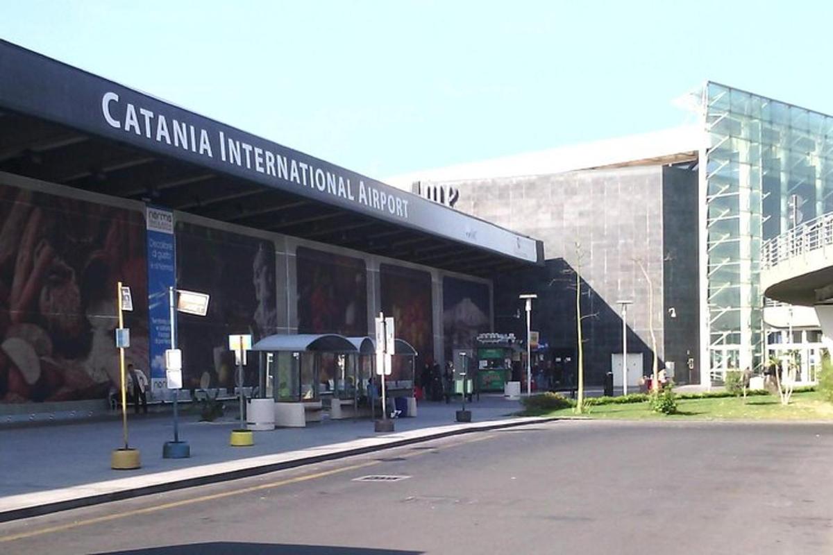 un edifici amb un rètol al costat