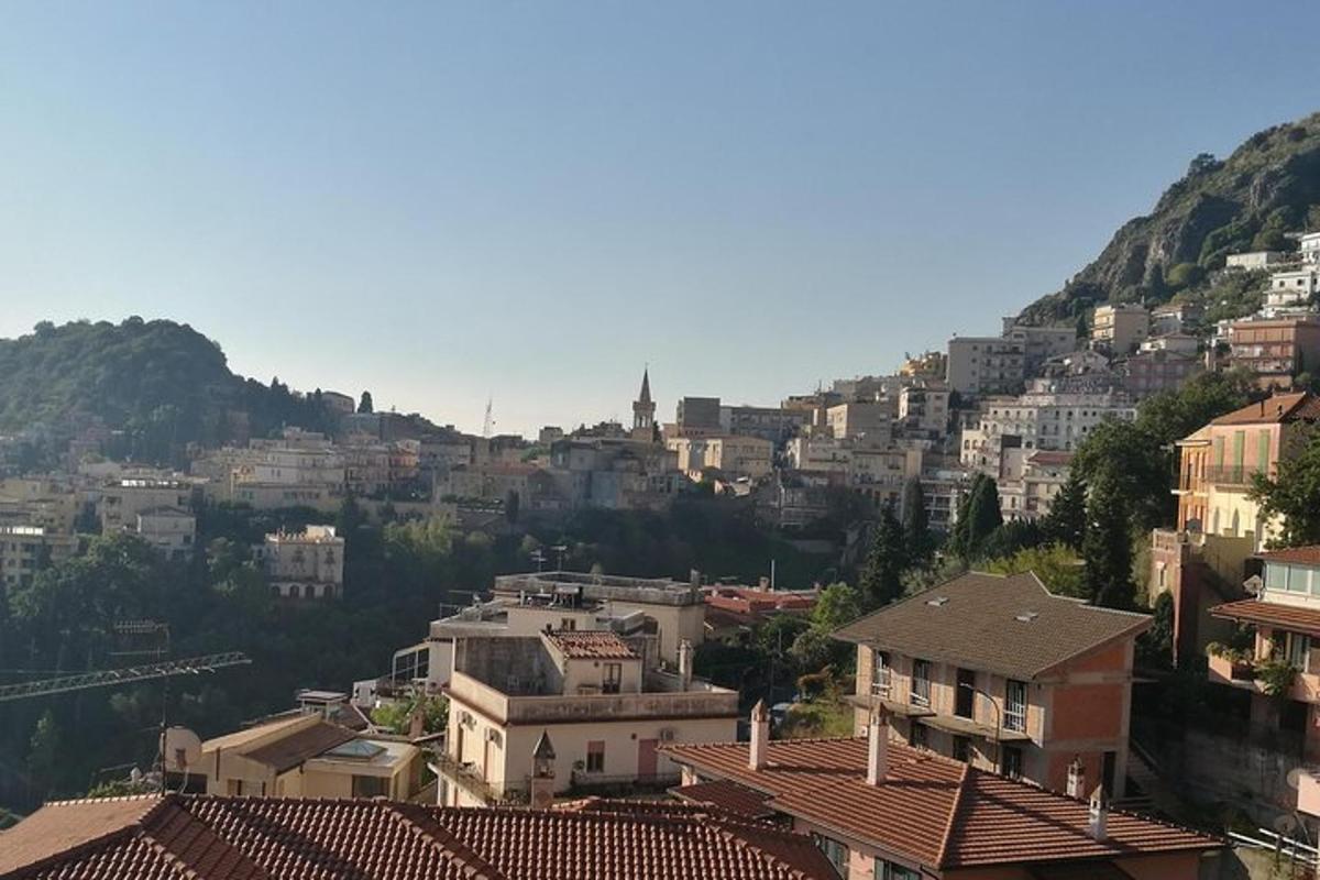una vista d'una ciutat amb edificis dalt d'un turó