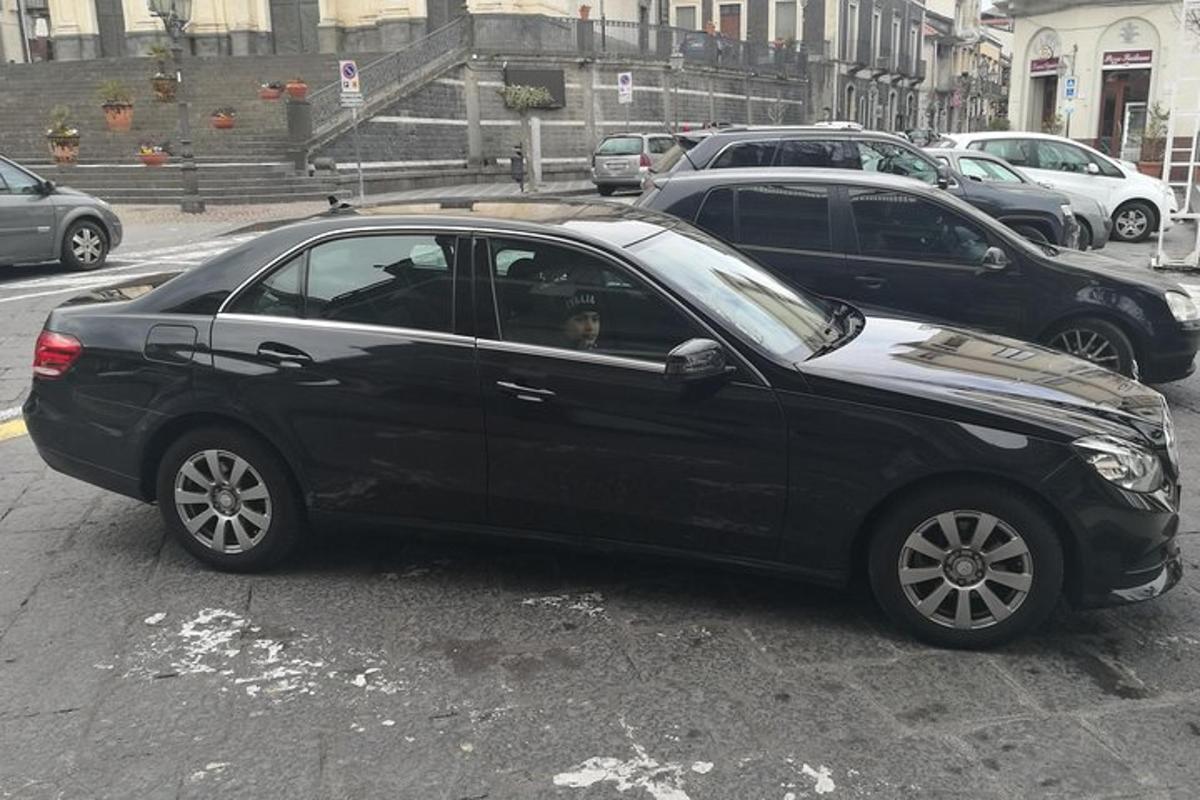 must auto, mille aknal istub koer