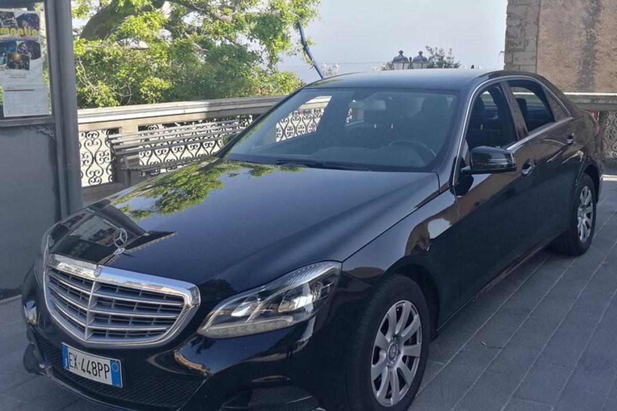 un coche negro aparcado en una gasolinera