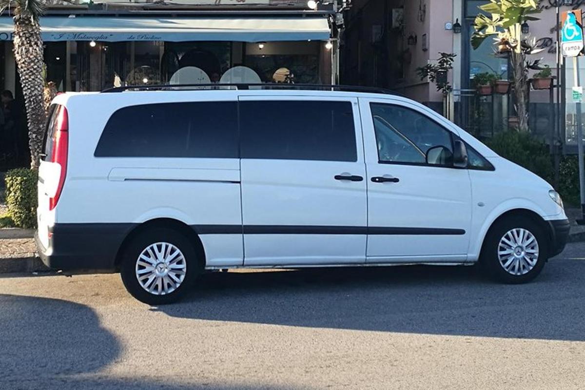 una furgoneta blanca aparcada en un aparcament