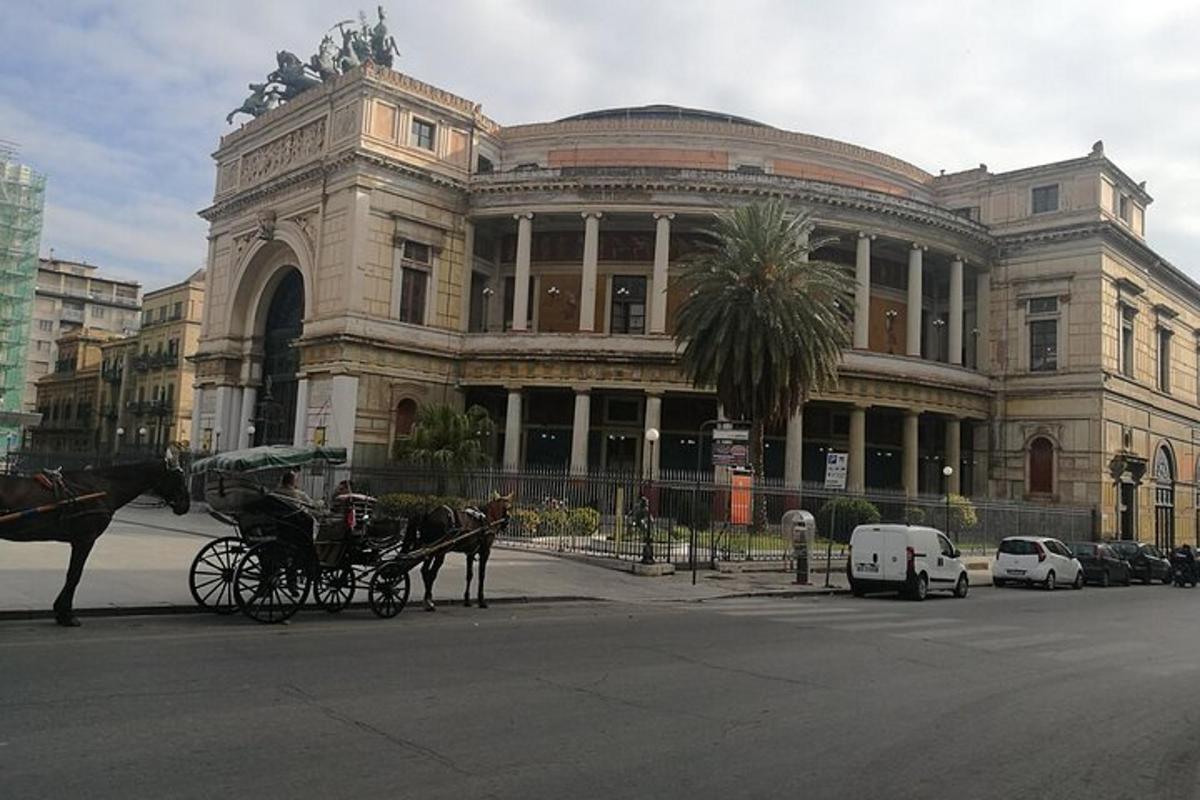 μια άμαξα με άλογα μπροστά από ένα κτίριο