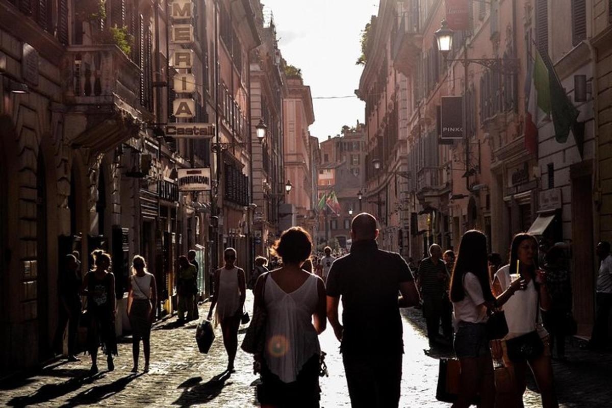 un gruppo di persone che camminano lungo una strada