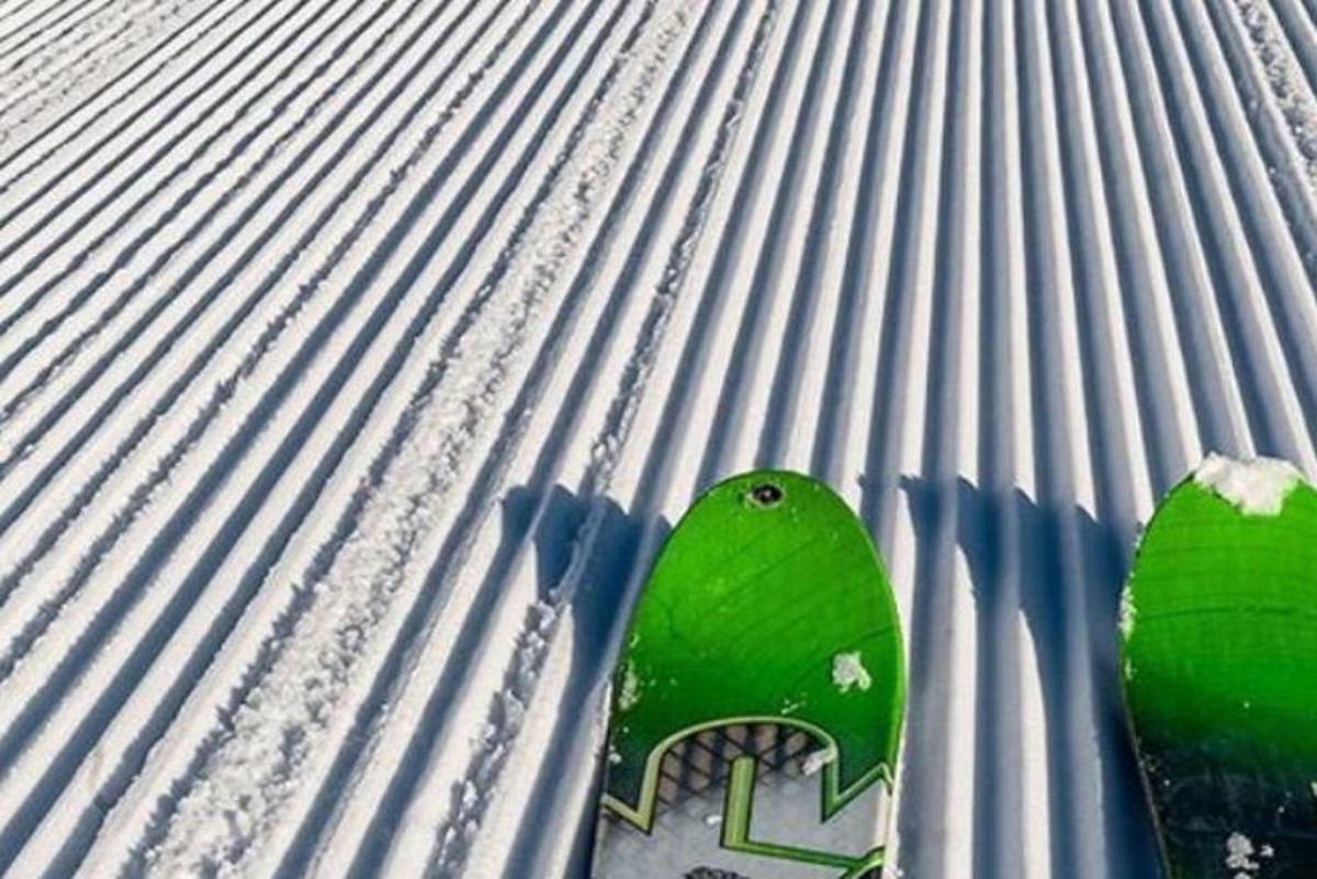 Un par de tablas de snowboard verdes en la nieve