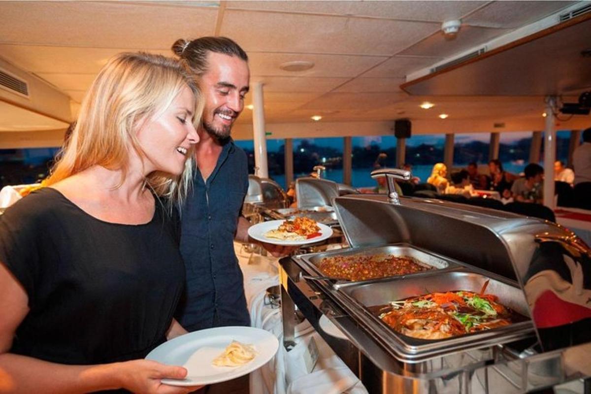 mees ja naine seisavad buffet's