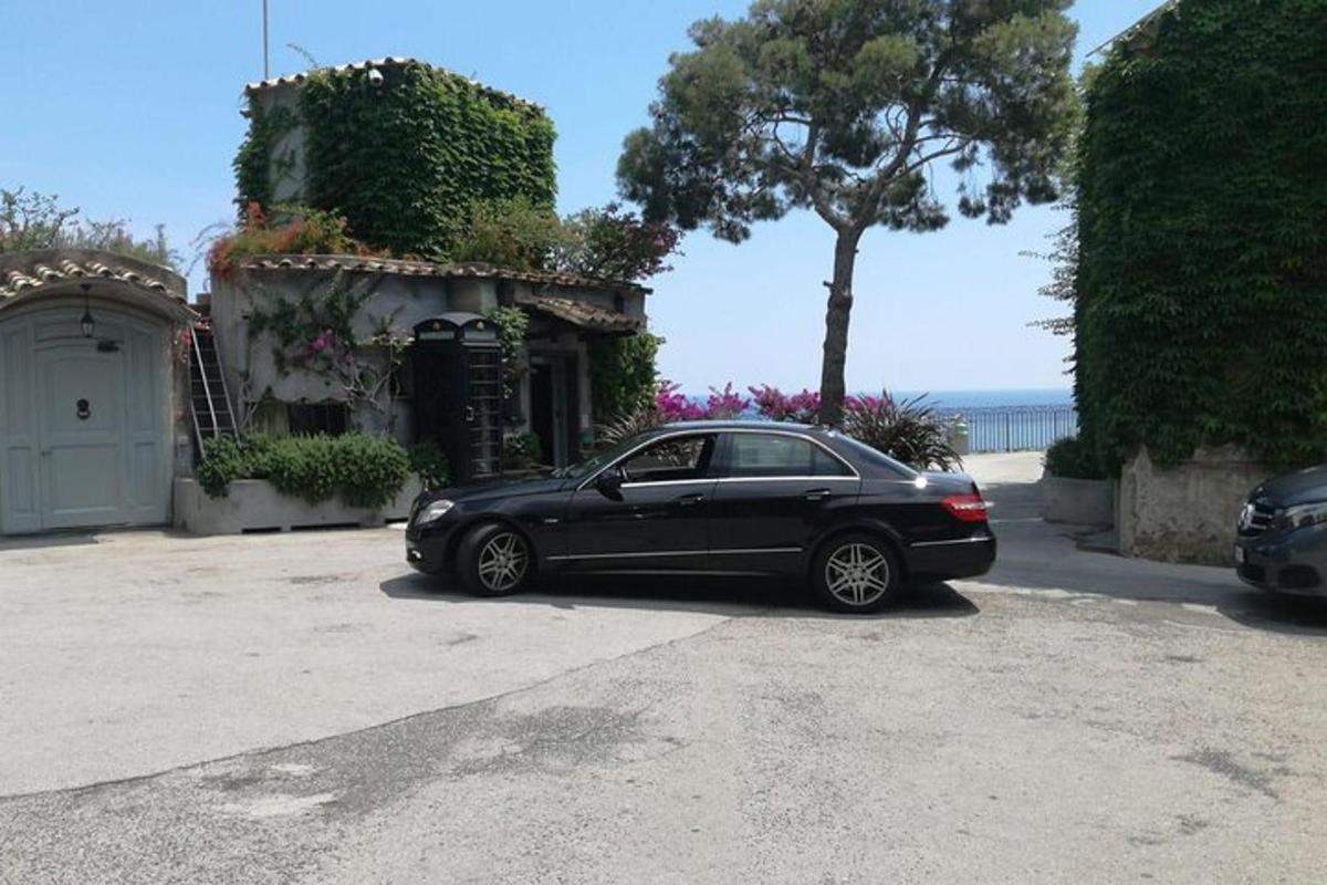 černé auto zaparkované před domem