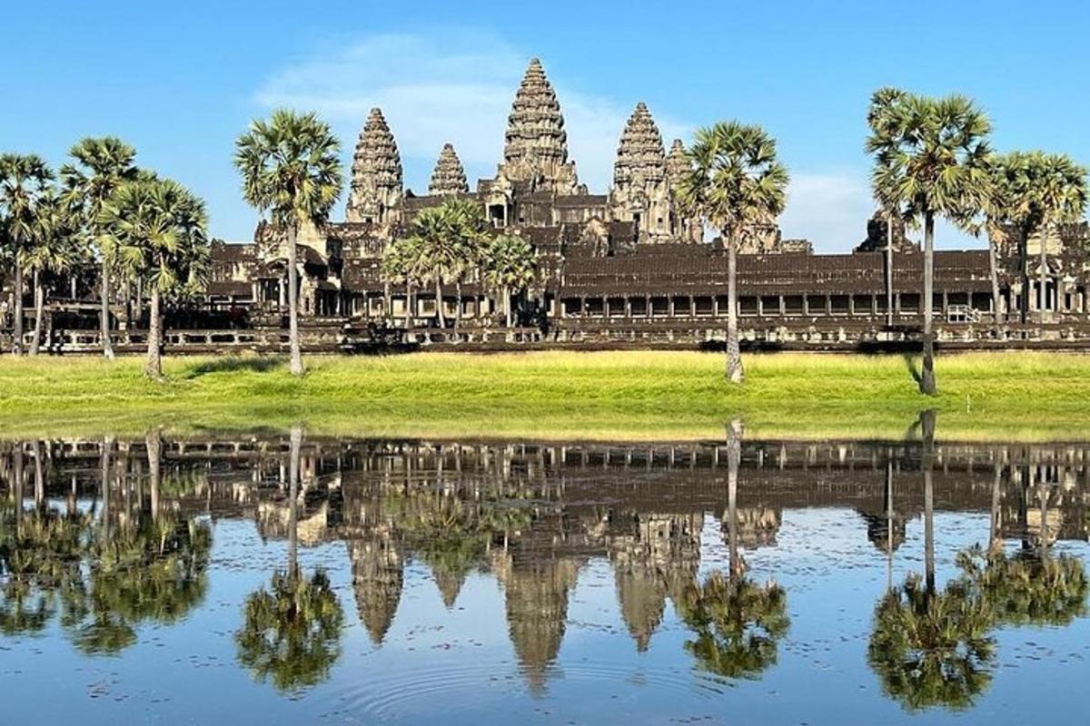 ヤシの木と水のある寺院