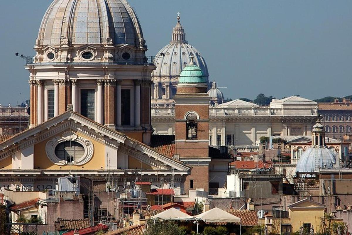 un gruppo di edifici con cupole in cima
