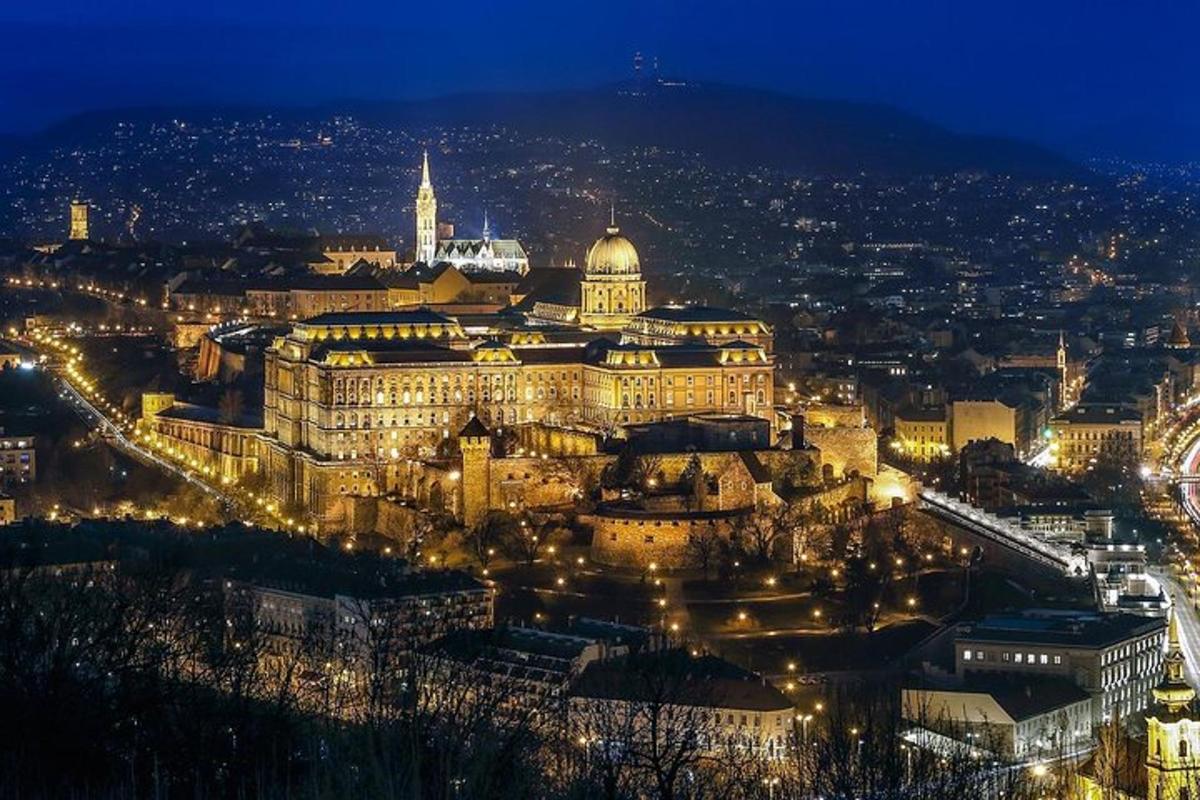 ein Blick auf eine Stadt bei Nacht mit Lichtern