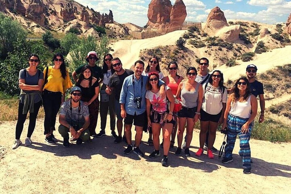 Un grupo de personas posando para una foto en el desierto.