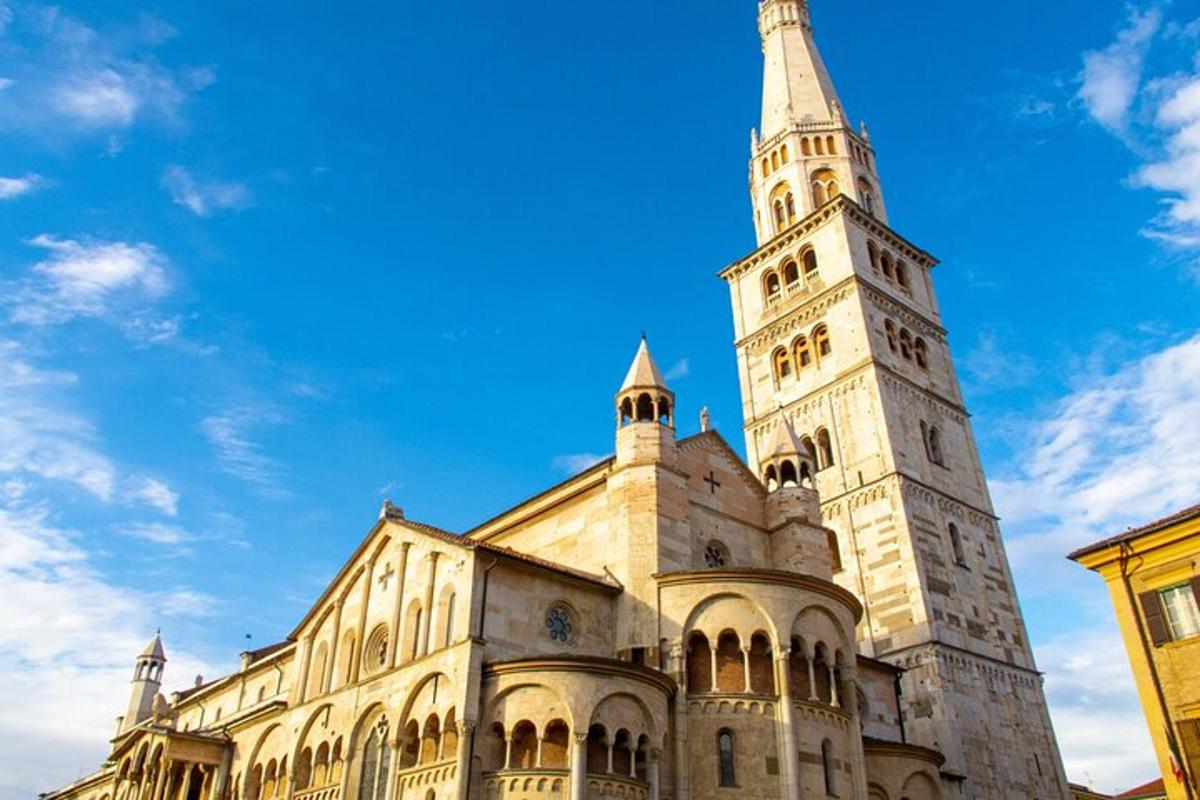 un grande edificio con una torre in cima