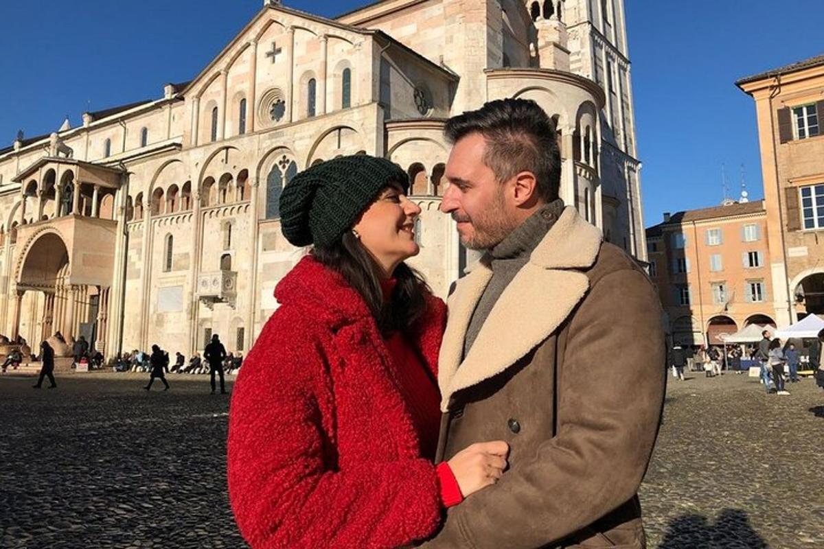un uomo e una donna in piedi davanti a un edificio