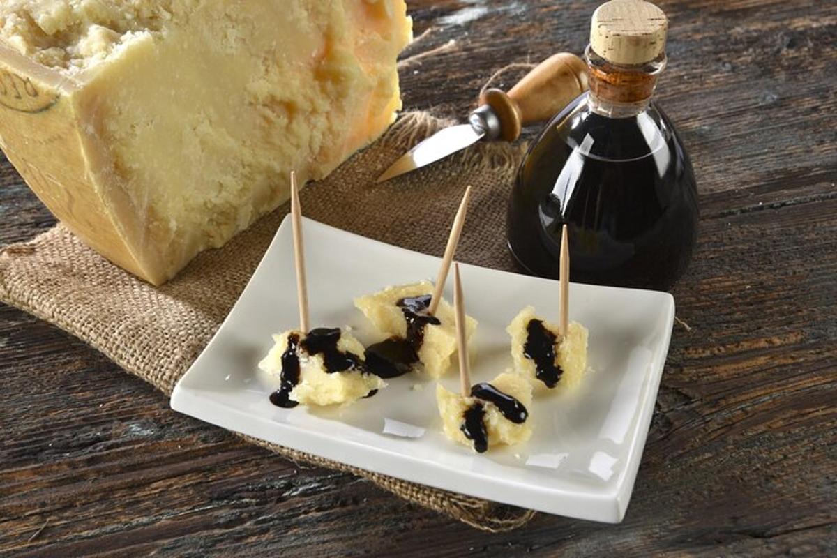 un piatto con gelato e una bottiglia di vino