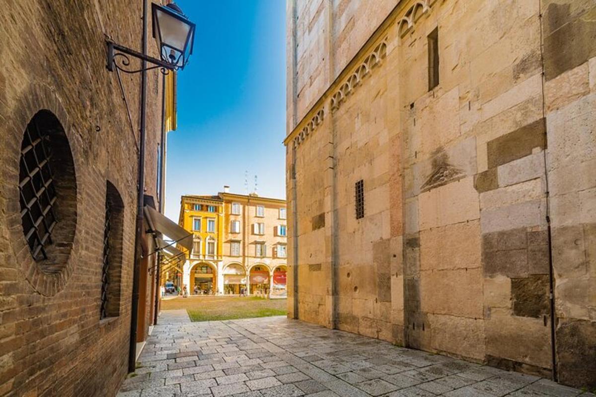 eine Gasse zwischen zwei Gebäuden mit einem Gebäude im Hintergrund
