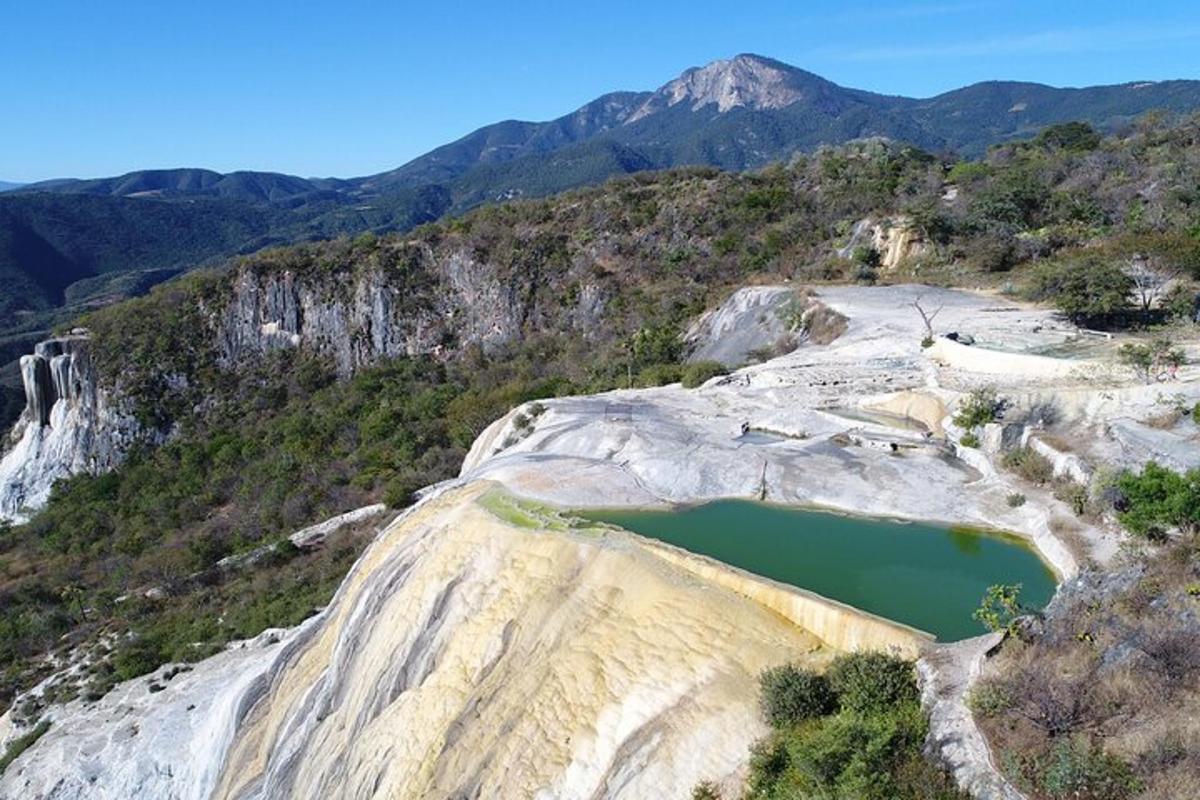 una vista aerea di una montagna con un lago