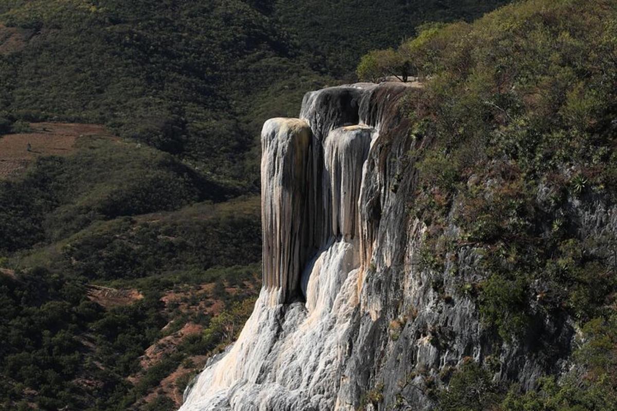 ein Wasserfall an der Seite eines Berges