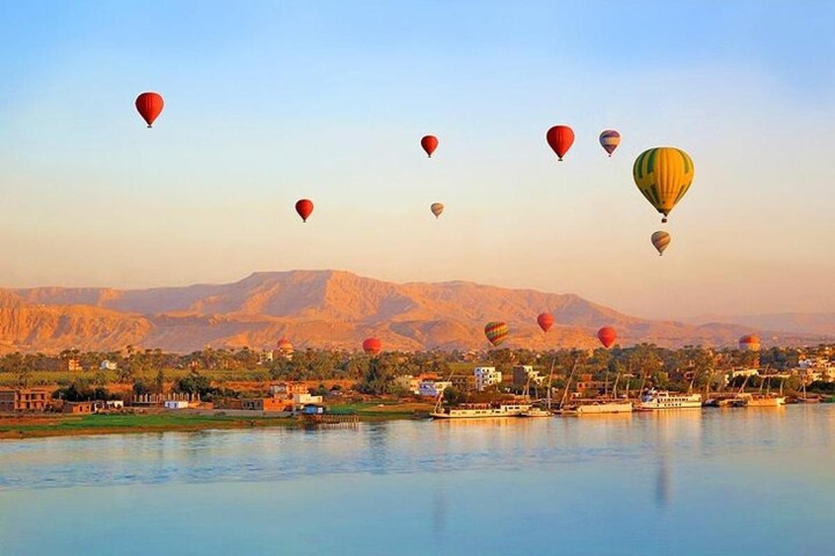 sekumpulan belon udara panas terbang di atas air